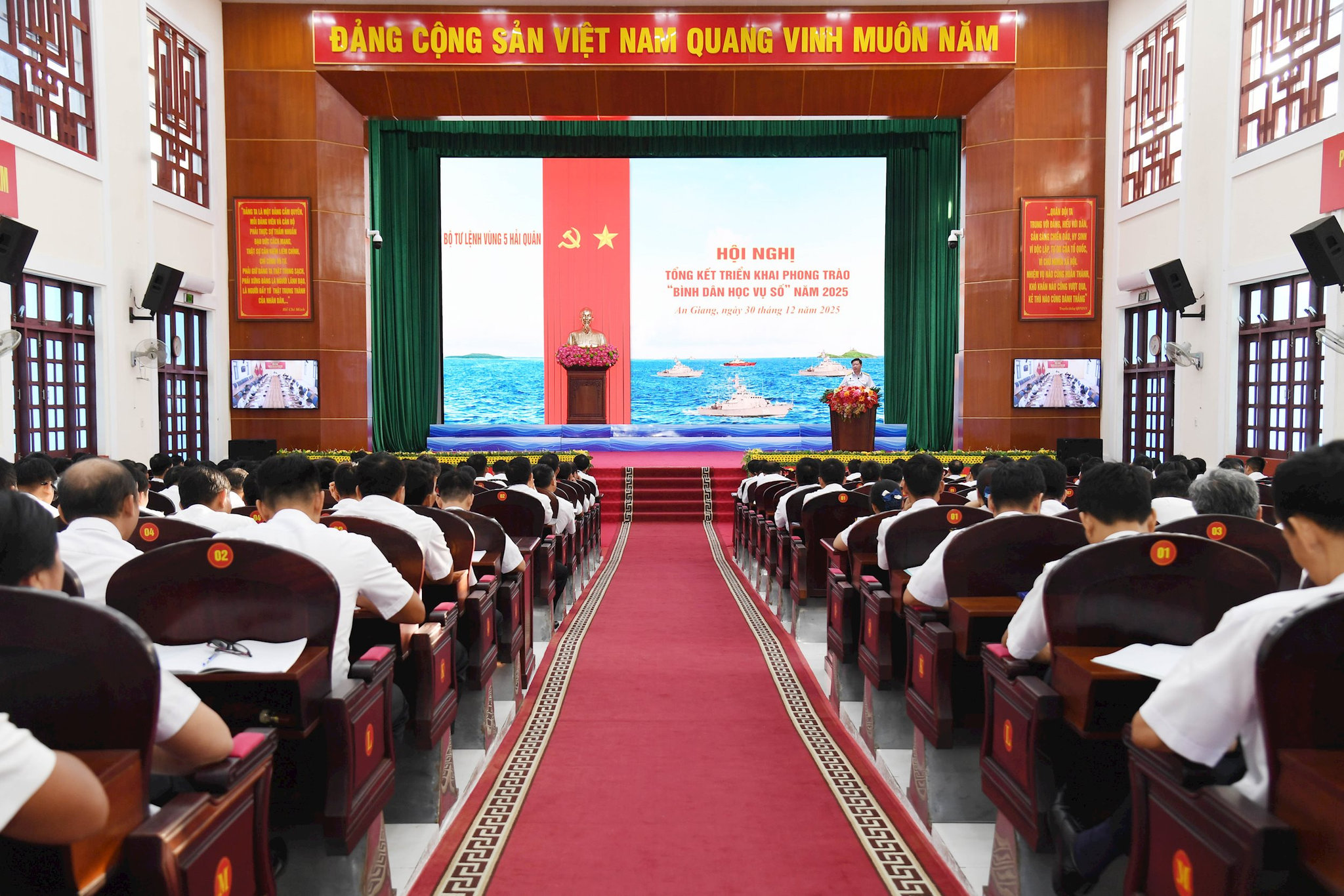 4.-quang-canh-hoi-nghi.jpg