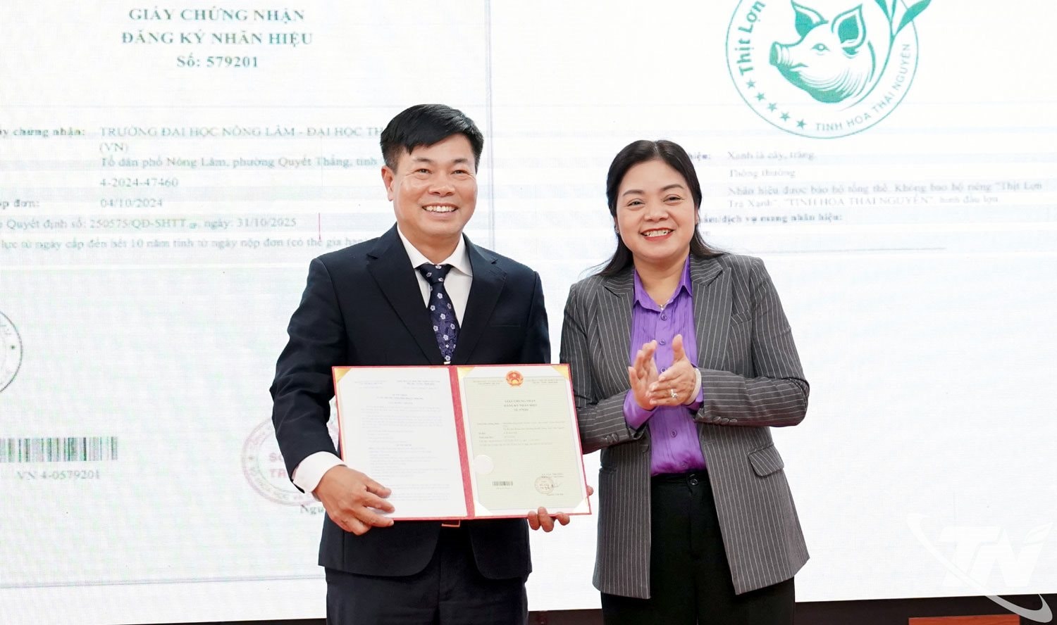 gen-h-lon-nuoi-bang-che-xanh-thai-nguyen1.jpg