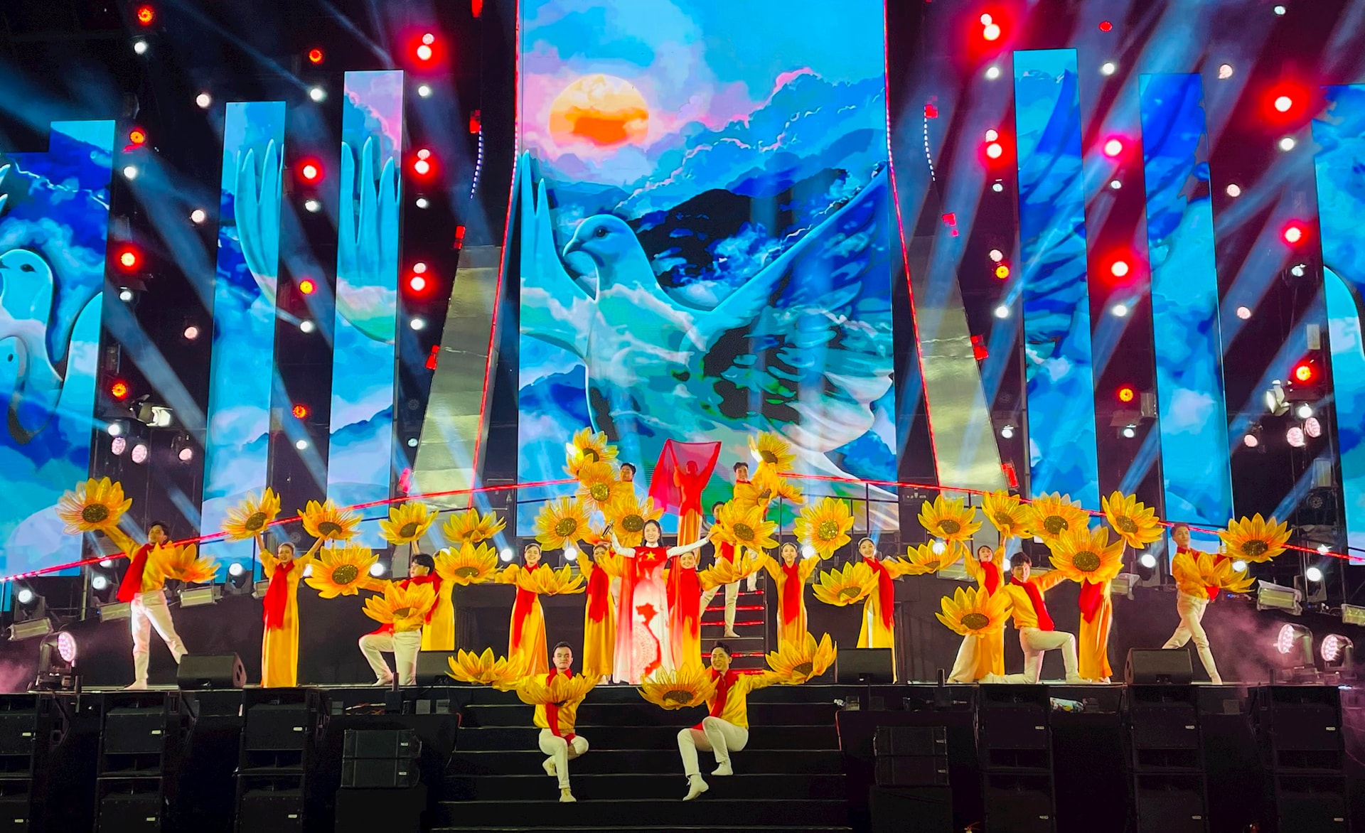 Cần Thơ: Hàng ngàn người tham dự chương trình văn nghệ chào đón năm mới 2026