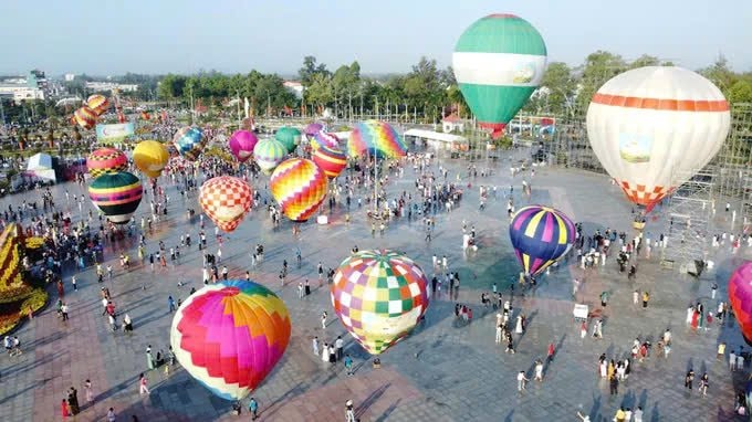 Sắc màu khinh khí cầu rực sáng bầu trời Sa Đéc ngày đầu năm 2026
