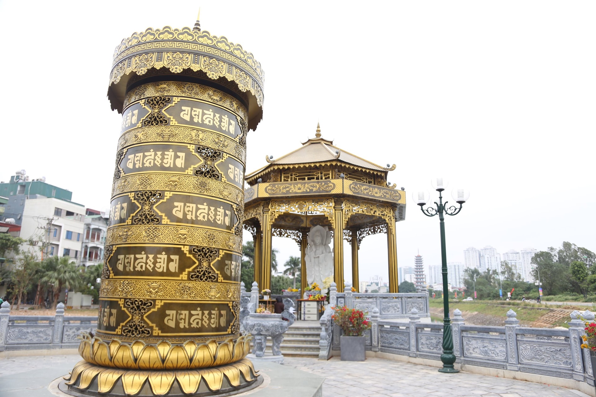 Cận cảnh đập dâng trên sông Tô Lịch