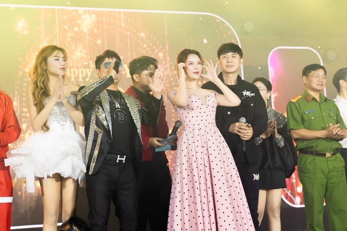 Lý Nhã Kỳ mời dàn nghệ sĩ đếm ngược đón năm mới - Ảnh 2.