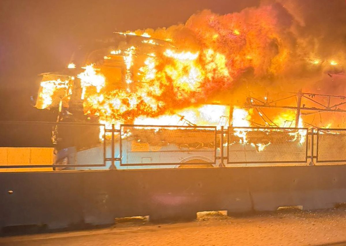 Ô tô khách bốc cháy trên cao tốc, một người tử vong