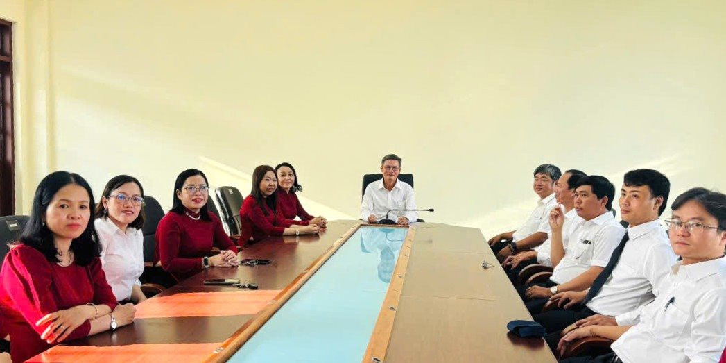 tap-the-can-bo-cong-chuc-tand-khu-vuc-5-hop-giao-ban.jpg