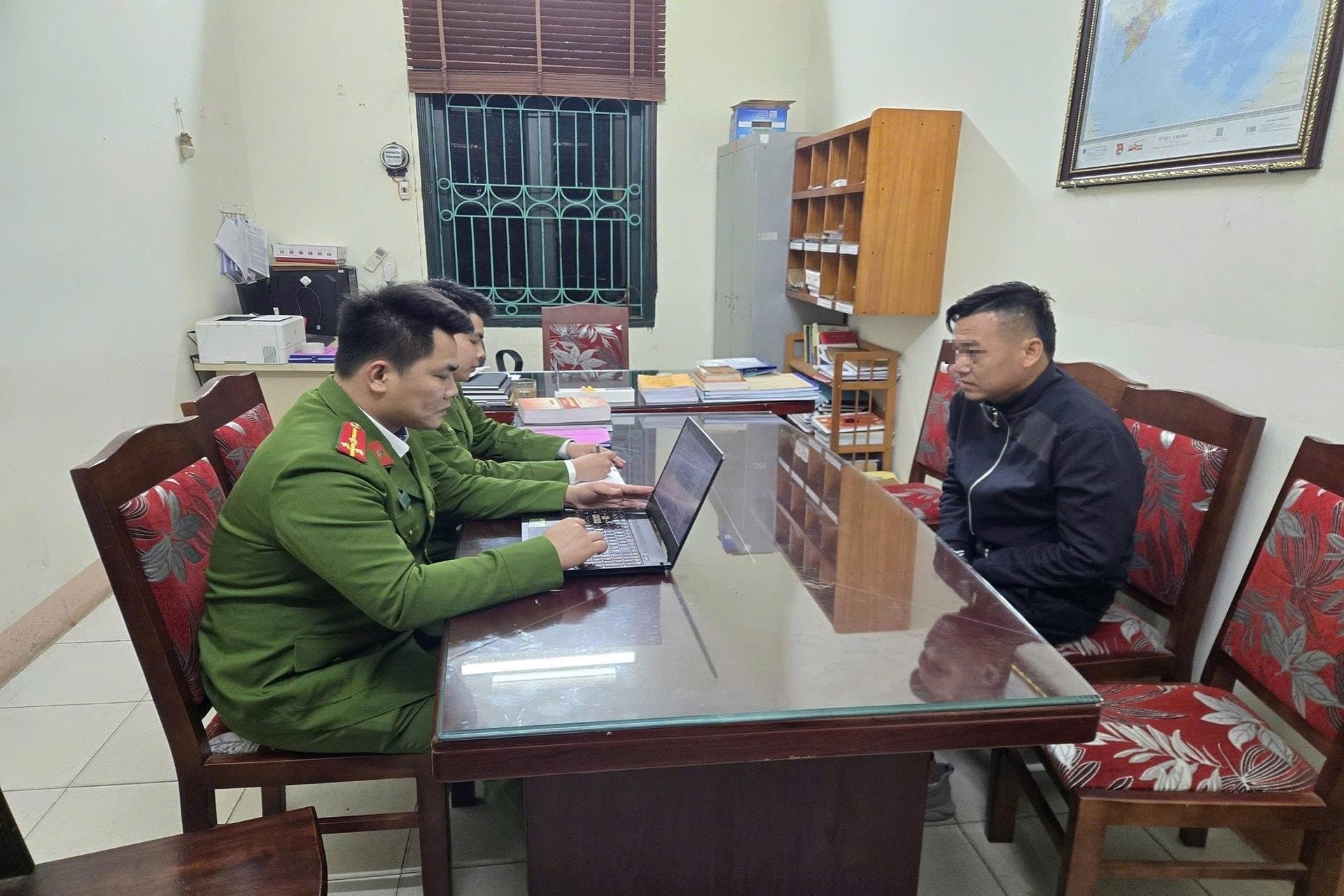 Tạm giữ đối tượng dùng vũ khí quân dụng đe dọa vợ