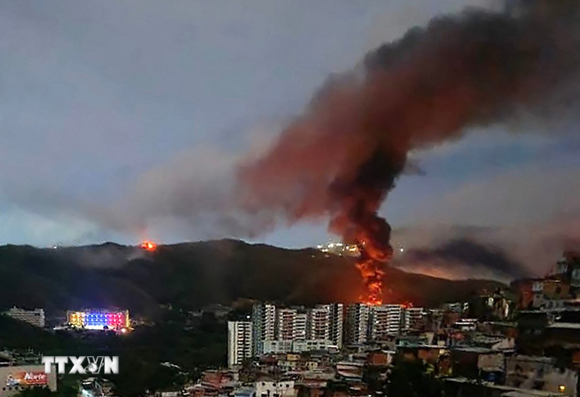 Khói lửa bốc lên tại khu phức hợp quân sự Fuerte Tiuna lớn nhất Venezuela, sau một loạt tiếng nổ ở thủ đô Caracas ngày 3/1/2026. (Ảnh: France24/TTXVN)