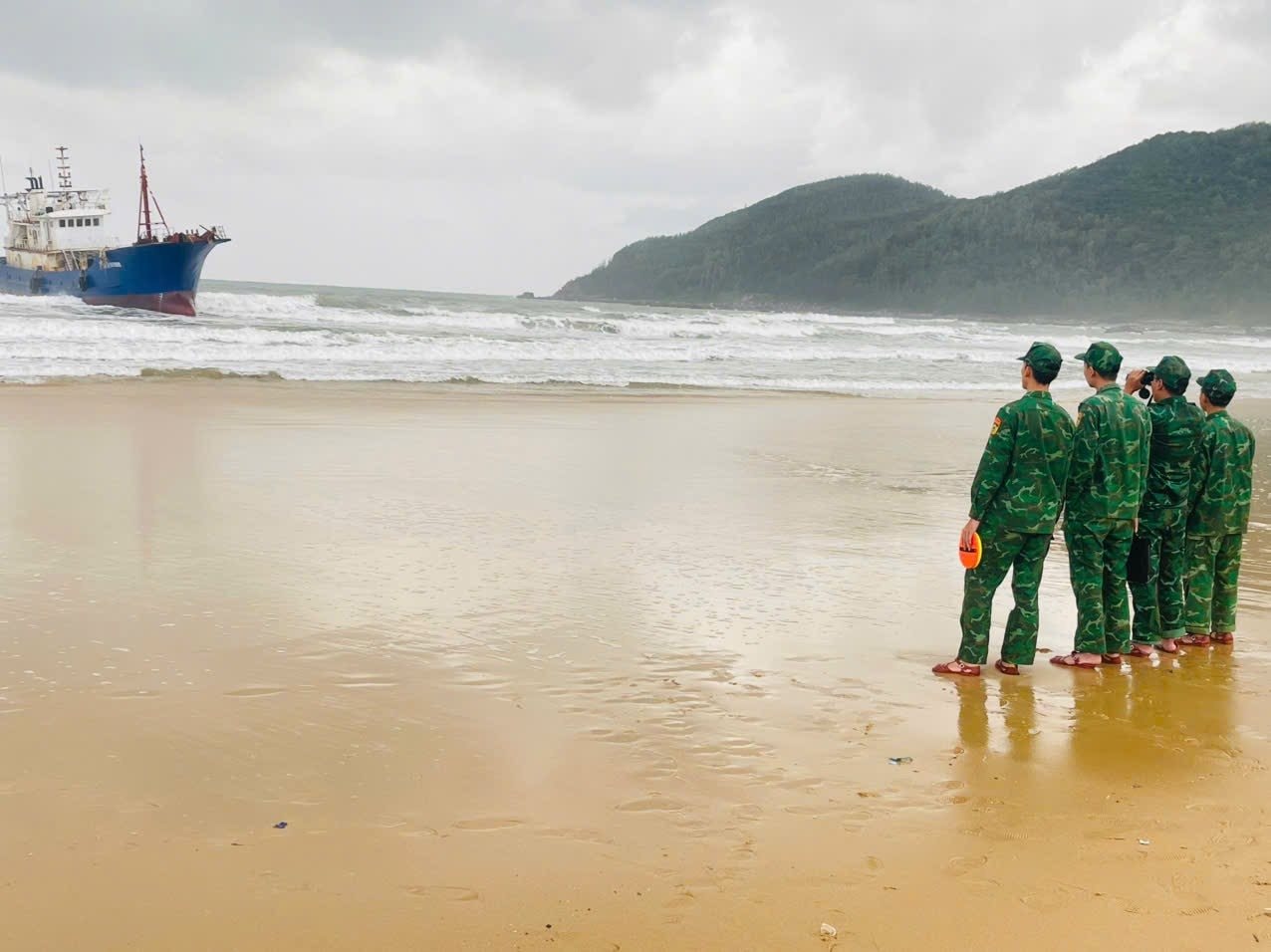 Phát hiện tàu sắt trôi dạt vào bờ biển