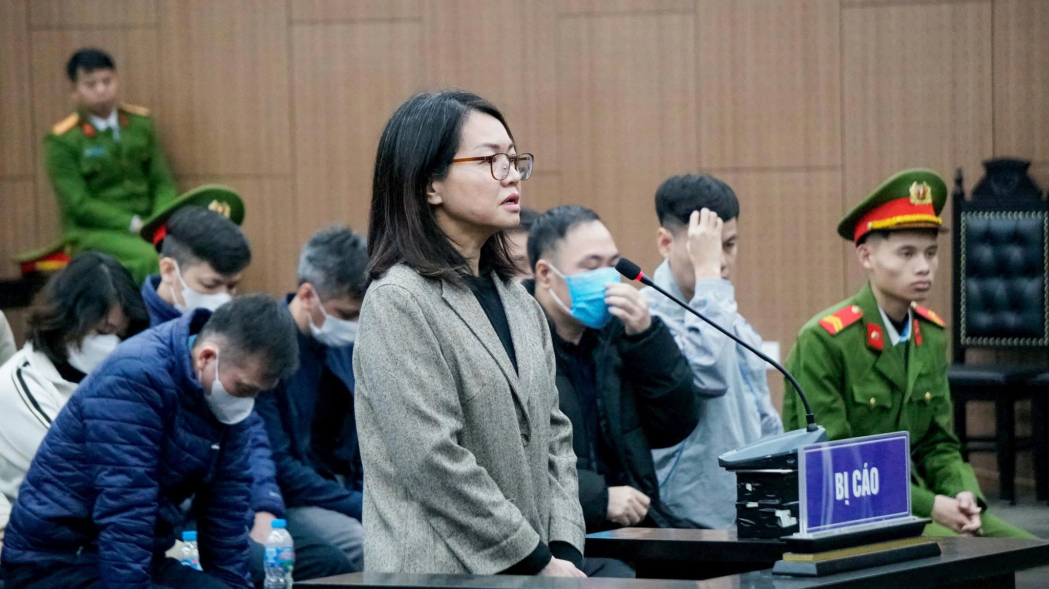 bi-cao-nga-tra-loi-cac-cau-hoi-cua-hdxx.jpg