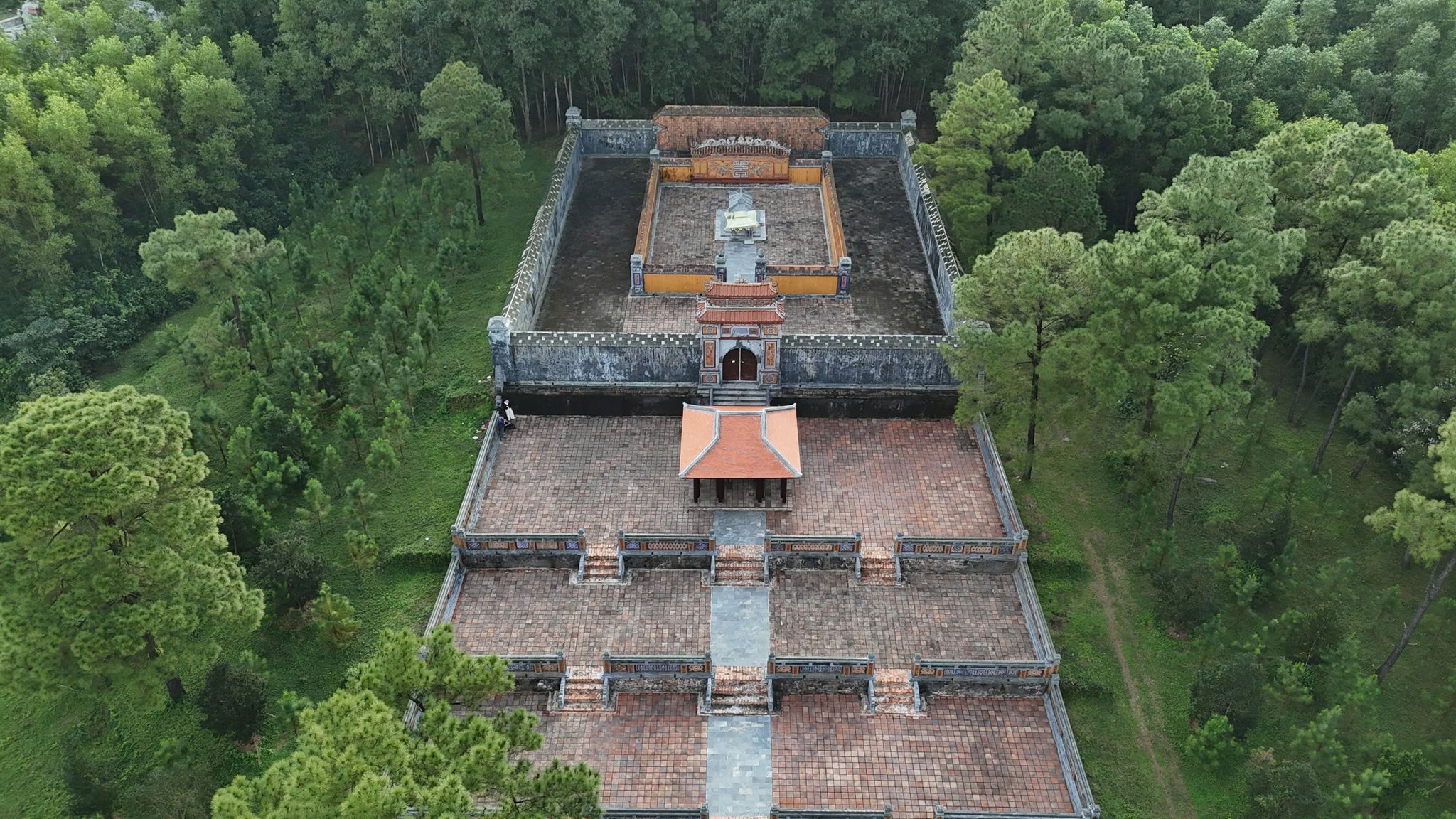 trung-tam-bao-ton-di-tich-co-do-hue-noi-gi-ve-cong-trinh-la-o-lang-mo-hoang-hau-tu-du-1767613556468742088749.jpg