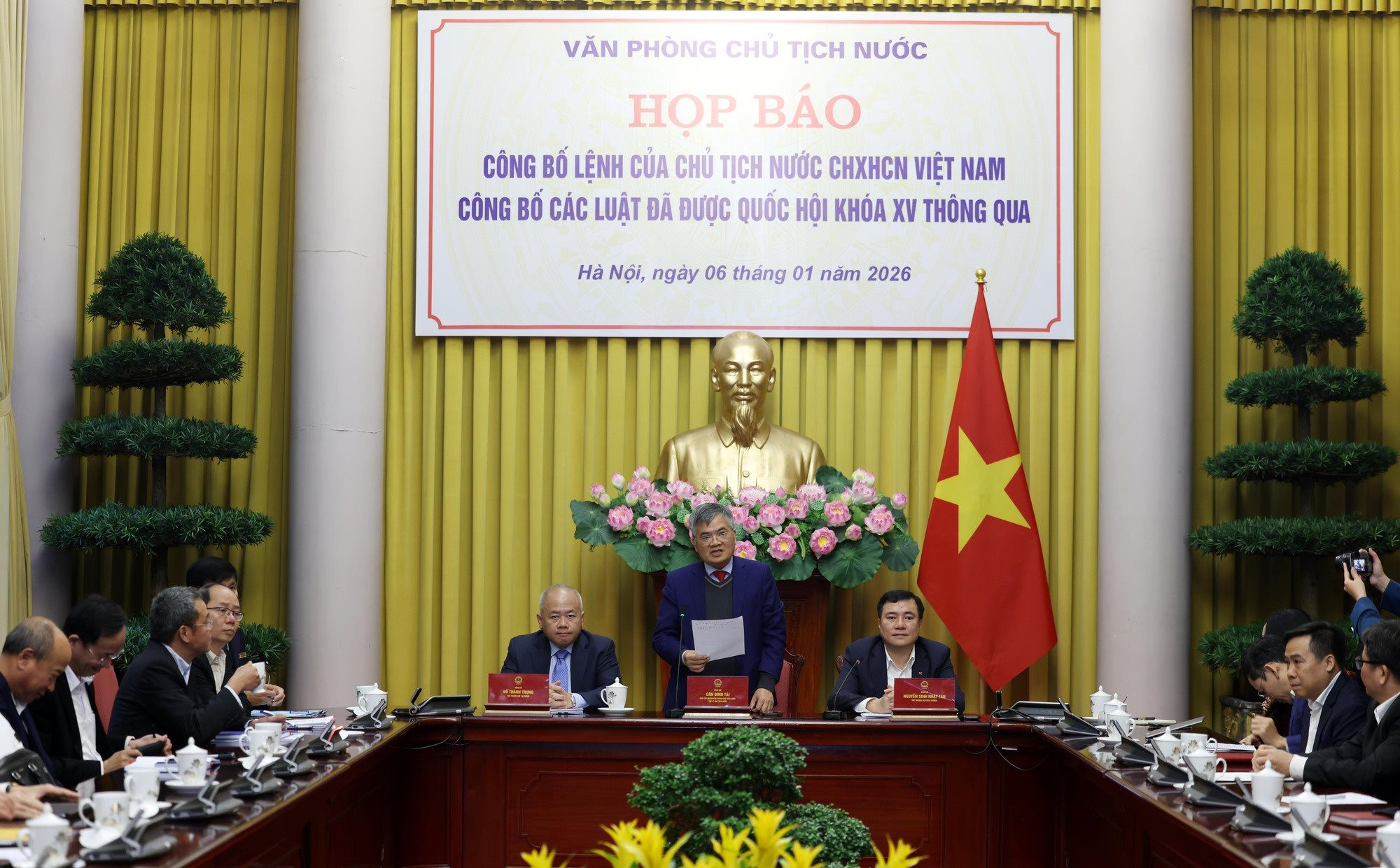 vp-ctn-cong-bo-luat.jpg