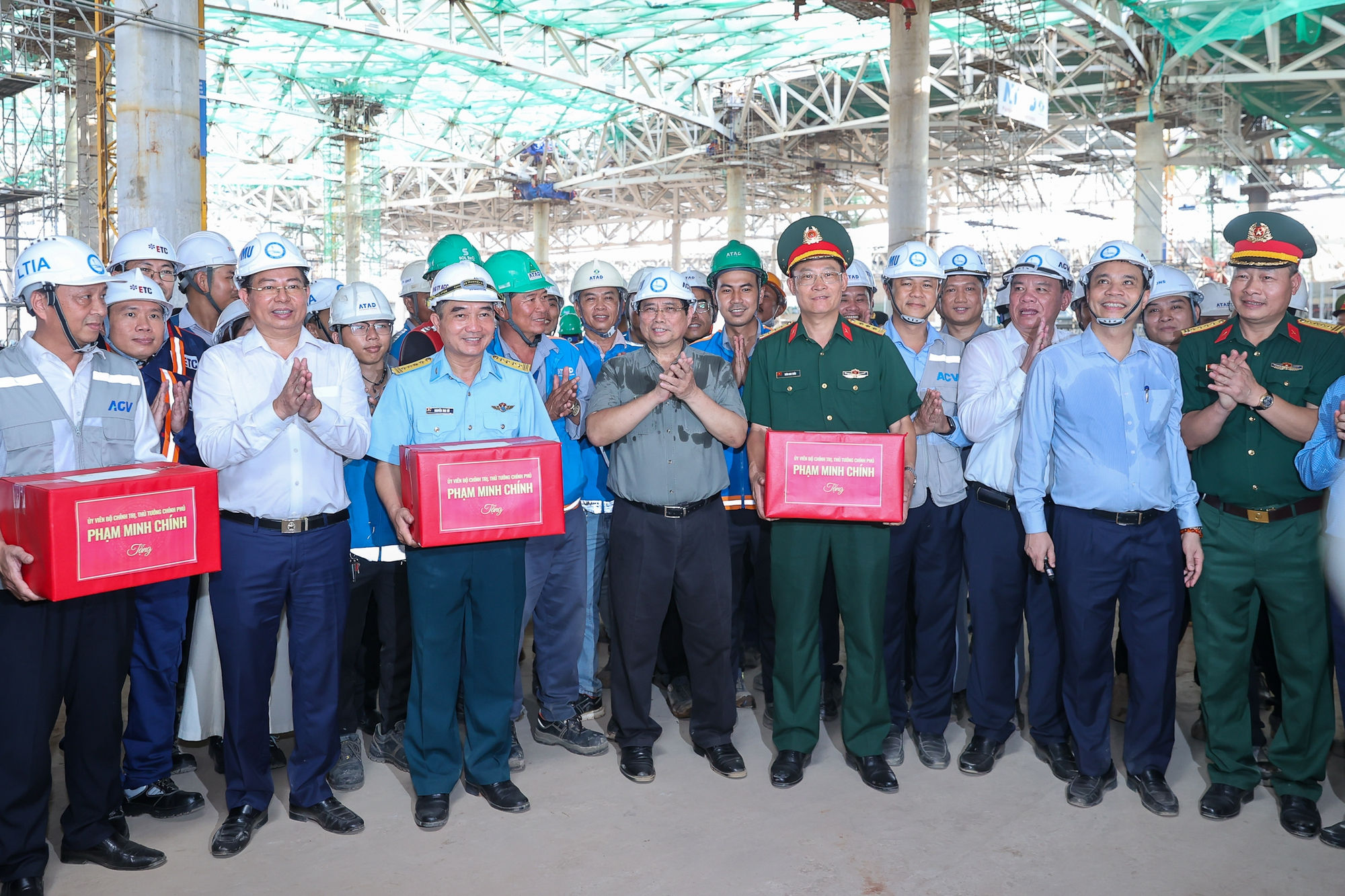 THỦ TƯỚNG CHÍNH PHỦ PHẠM MINH CHÍNH TRẢ LỜI PHỎNG VẤN BÁO CHÍ NHÂN NĂM MỚI 2026- Ảnh 2. THỦ TƯỚNG CHÍNH PHỦ PHẠM MINH CHÍNH TRẢ LỜI PHỎNG VẤN BÁO CHÍ NHÂN NĂM MỚI 2026- Ảnh 2.