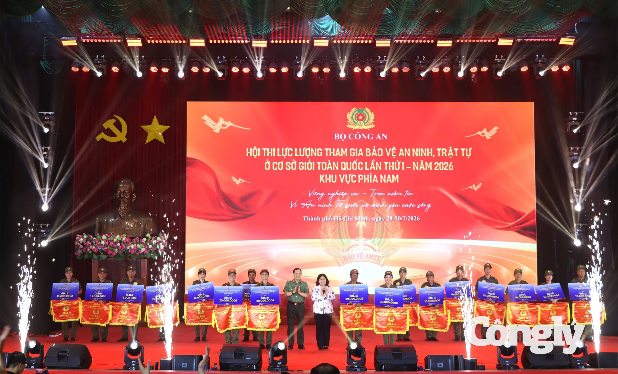 Thứ trưởng Lê Văn Tuyến và Phó Chủ tịch HĐND Thành phố Hồ Chí Minh Nguyễn Trường Nhật Phượng trao giải cho các đội thi