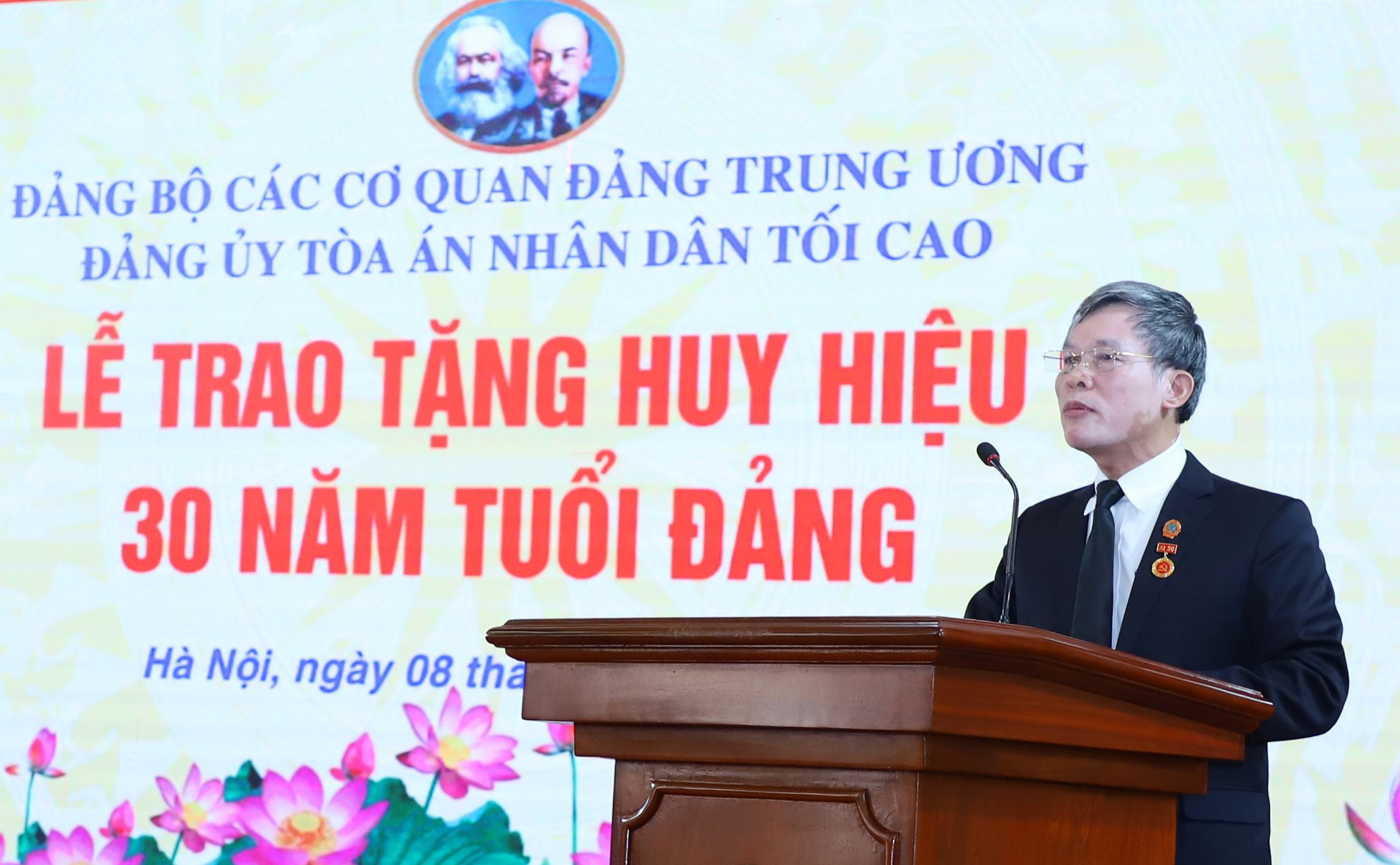 trao-huy-dang-2-.jpg