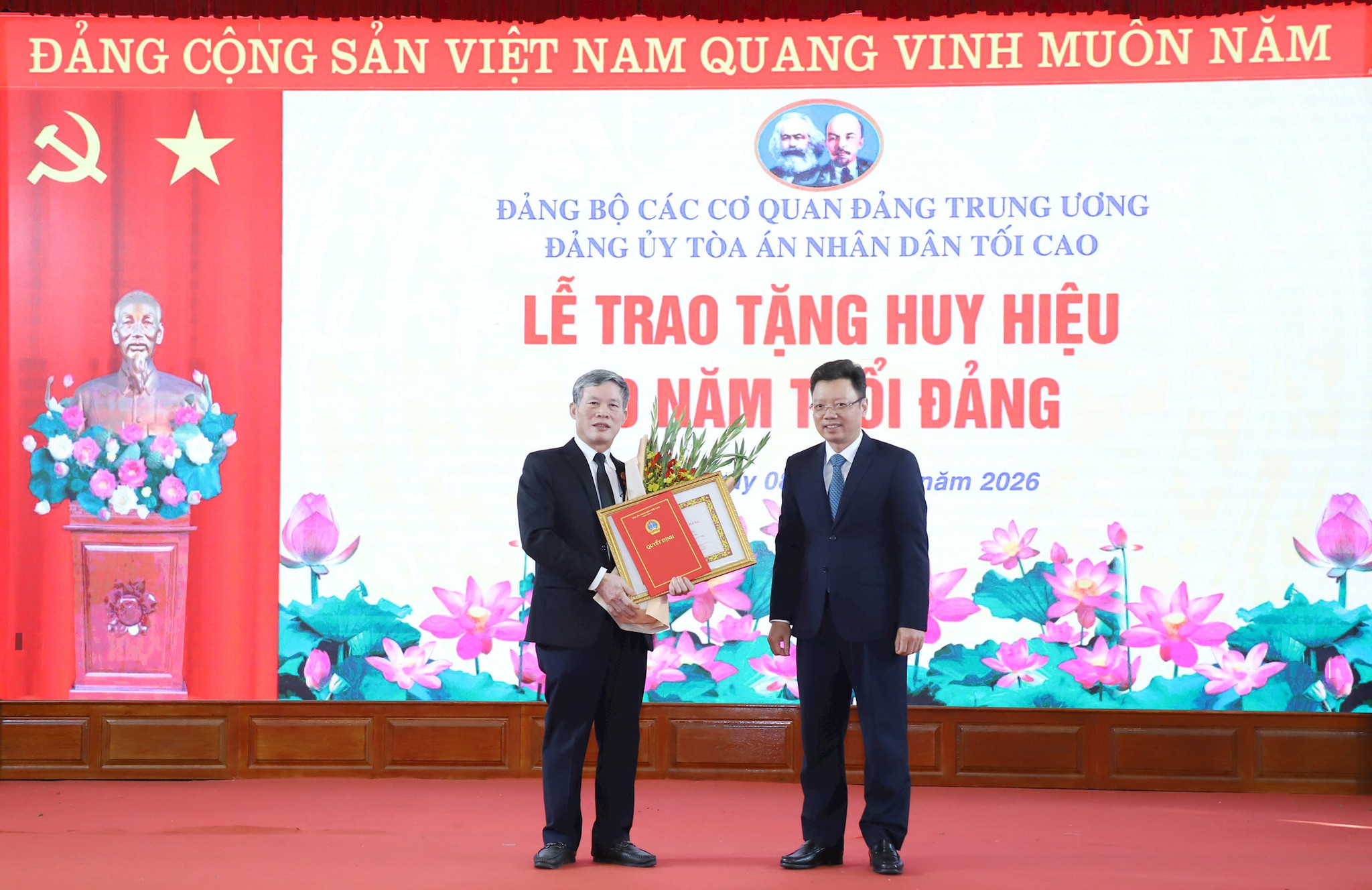 trao-huy-dang-3-.jpg