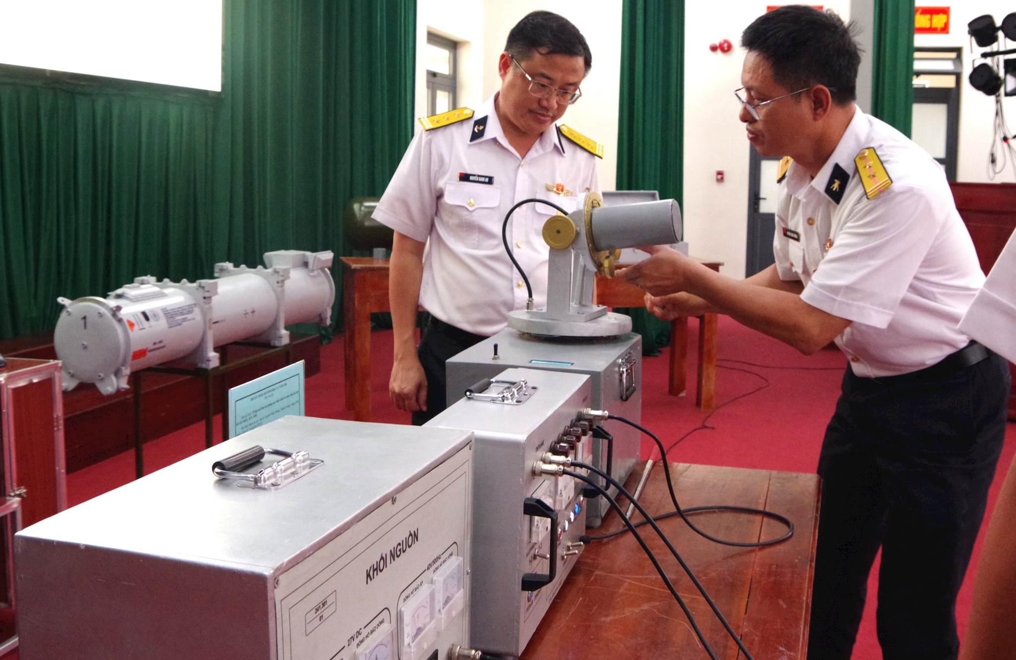 anh-3.-ban-giam-khao-cham-thi-mo-hinh-hoc-cu-phuc-vu-huan-luyen-quan-su.jpg