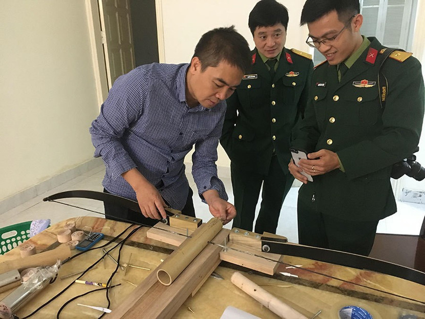 Kỹ sư Vũ Đình Thanh trình bày quá trình nghiên cứu phục dựng nỏ thần An Dương Vương với cán bộ Bảo tàng Quân đội (Ảnh: Quốc Phong) nguyen-ly-no-lien-chau-cua-an-duong-vuong.jpg