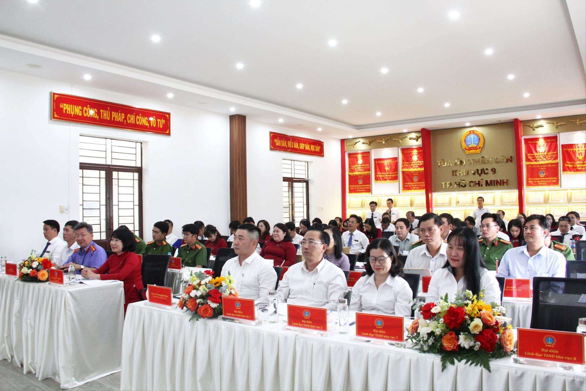 lanh-dao-2(1).jpg