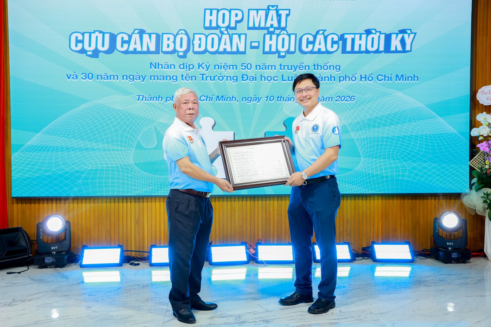 trao-tang-ca-khuc-ve-truong-nhan-dip-50-nam-truyen-thong.jpeg