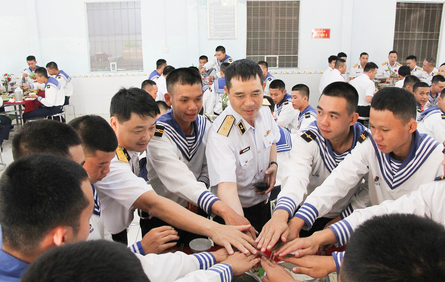 anh-4-pho-do-doc-nguyen-an-phong-an-com-va-dong-vien-chi-si-truoc-khi-di-lam-nhiem-vu-ngoai-dao-xa-1768189701349273288025.jpg