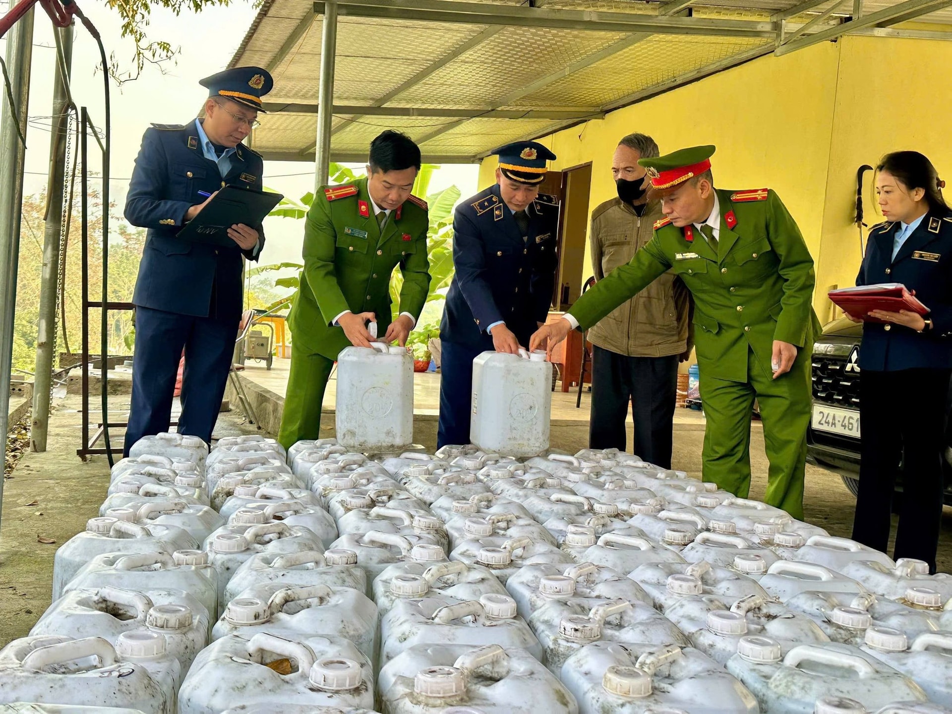 Lào Cai thu giữ hơn 2.200 lít rượu không rõ xuất xứ