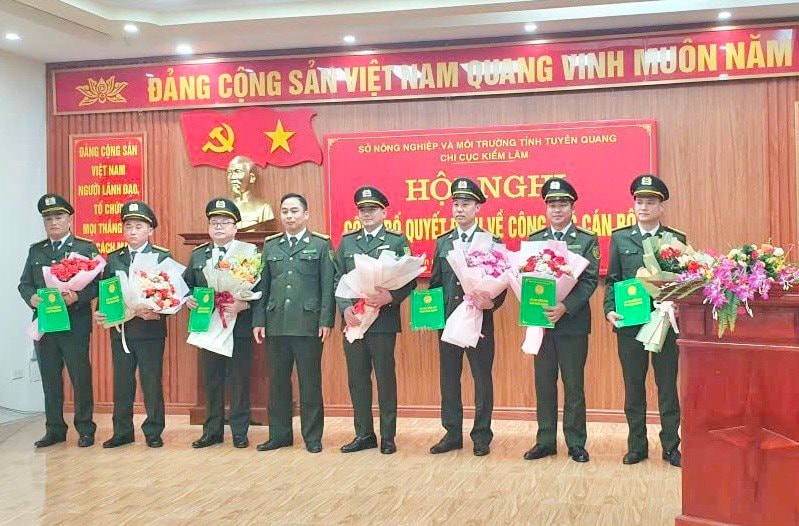 Chi cục Kiểm lâm tỉnh Tuyên Quang công bố các quyết định về công tác cán bộ
