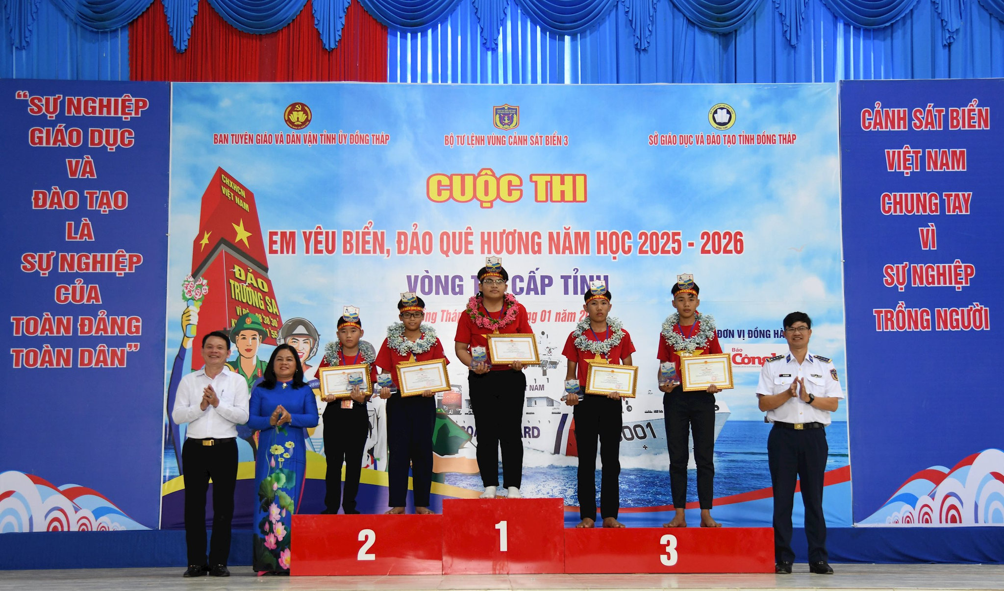 3-trao-giai-nhat-cho-cac-em-och-sinh-dong-thao.jpg