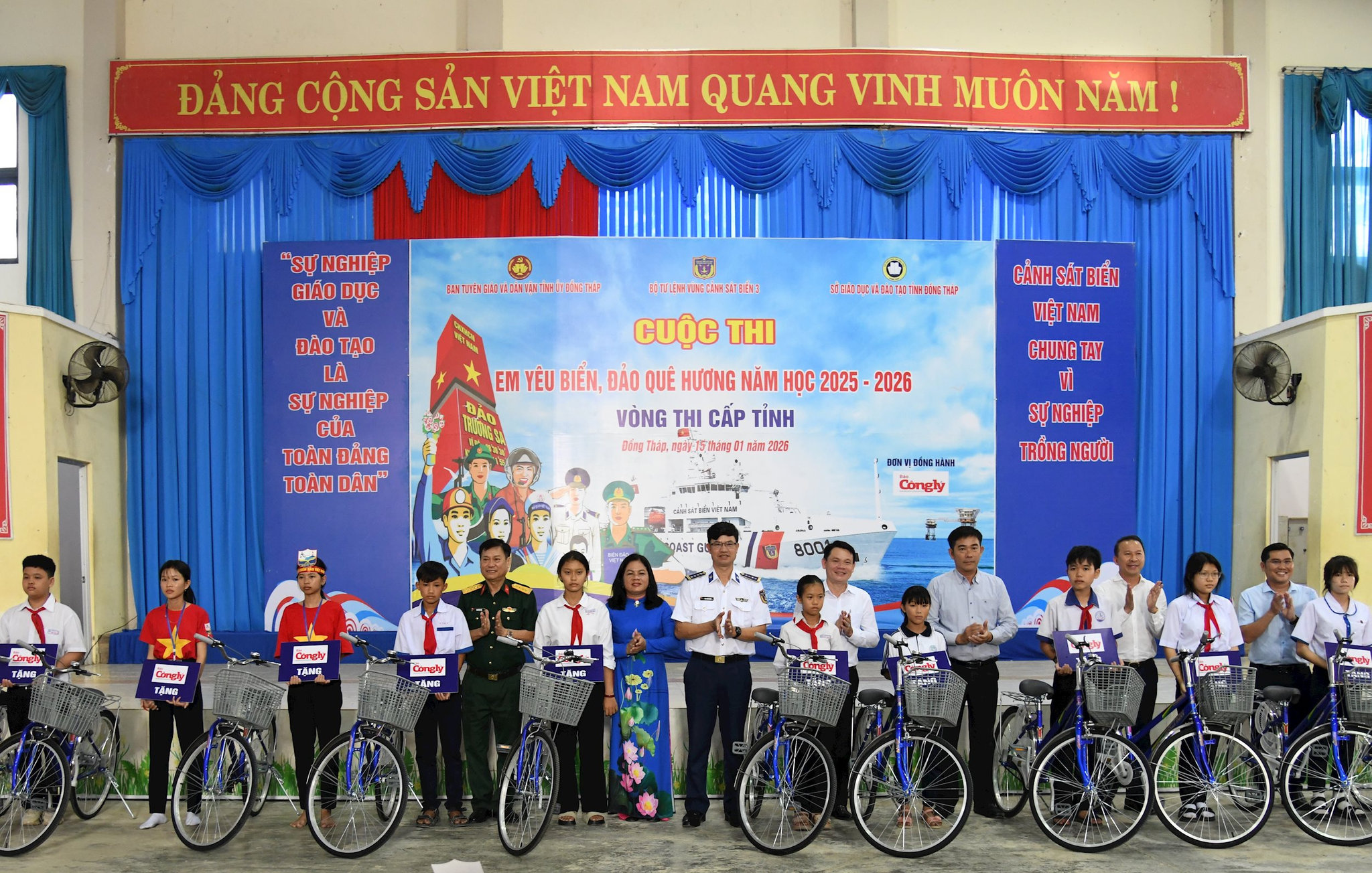 5-trao-xe-dap-cho-cac-em-hoc-sinh-tinh-dong-thap.jpg