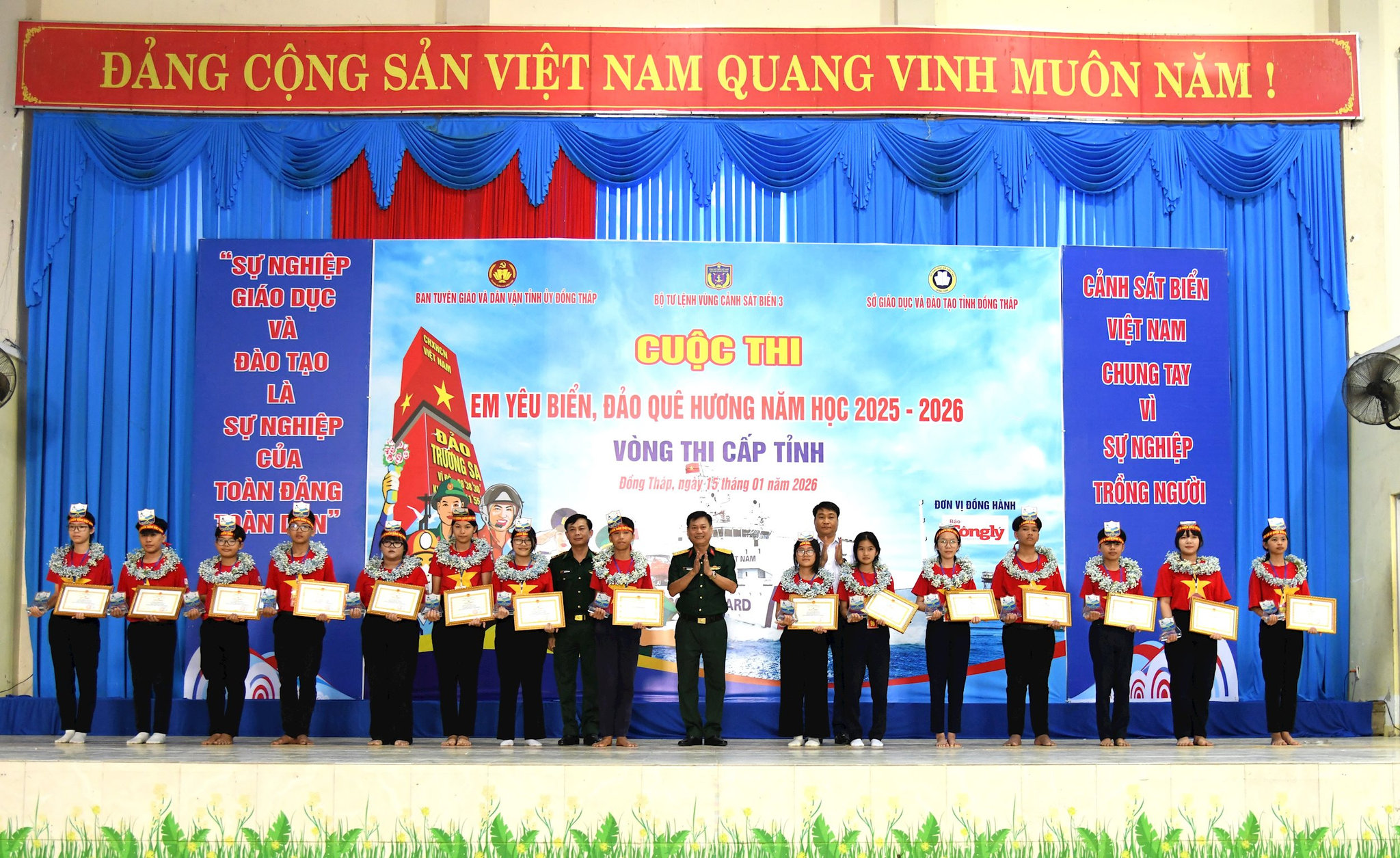 6-trao-giai-khuyen-khic-cho-cac-em-hoc-sinh-tai-tinh-dong-thap.jpg
