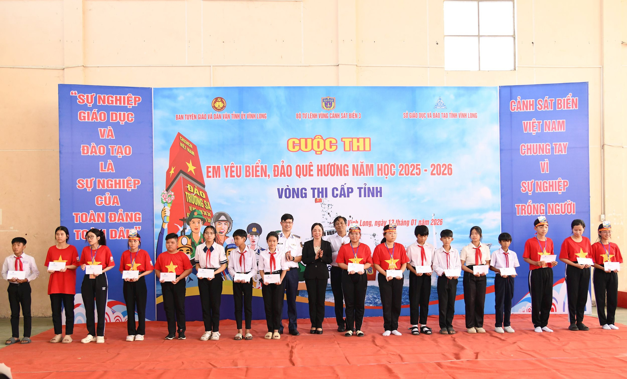 8-trao-hoc-bong-cho-hoc-sinh-co-hoan-canh-kho-khan-tai-tinh-vinh-long.jpg