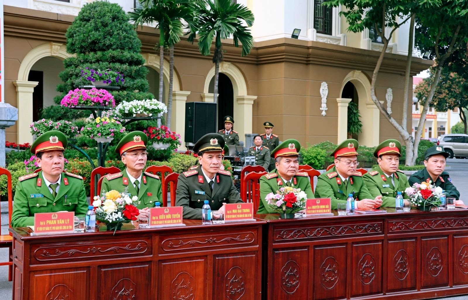 cong_an_ninh_binh1.jpg