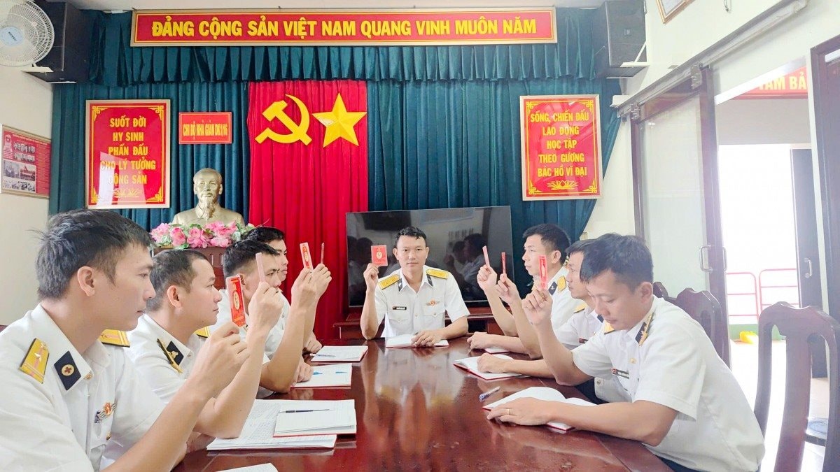 nhung-cot-moc-song-tren-bien-dong-thi-dua-lap-thanh-tich-chao-mung-dai-hoi-xiv-cua-dang-20260115103900.jpg
