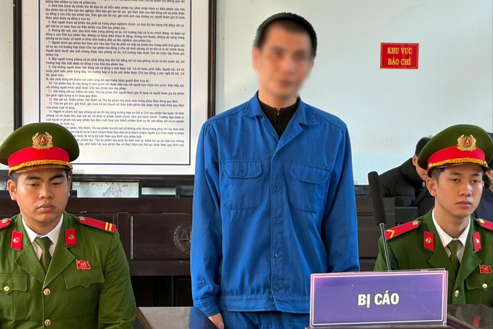 Không trả tiền xe, dùng kéo đâm tài xế xe ôm