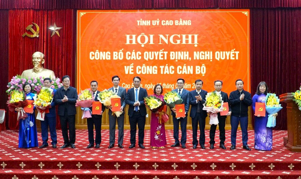 154699_cac_dong_chi_lanh_dao_tinh_trao_quyet_dinh_va_tang_hoa_cac_dong_chi_nhan_nhiem_vu_moi_18060115.jpg