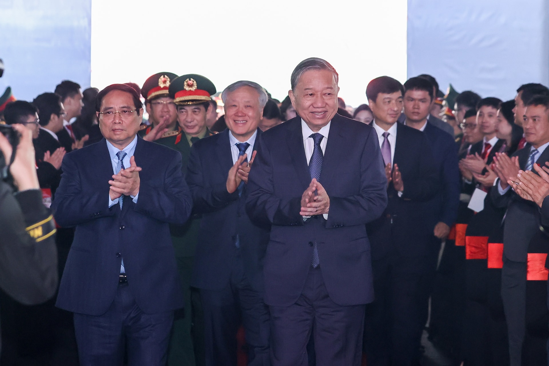 Tổng Bí thư, Thủ tướng Chính phủ dự lễ khởi công nhà máy chế tạo chip bán dẫn đầu tiên tại Việt Nam- Ảnh 1.