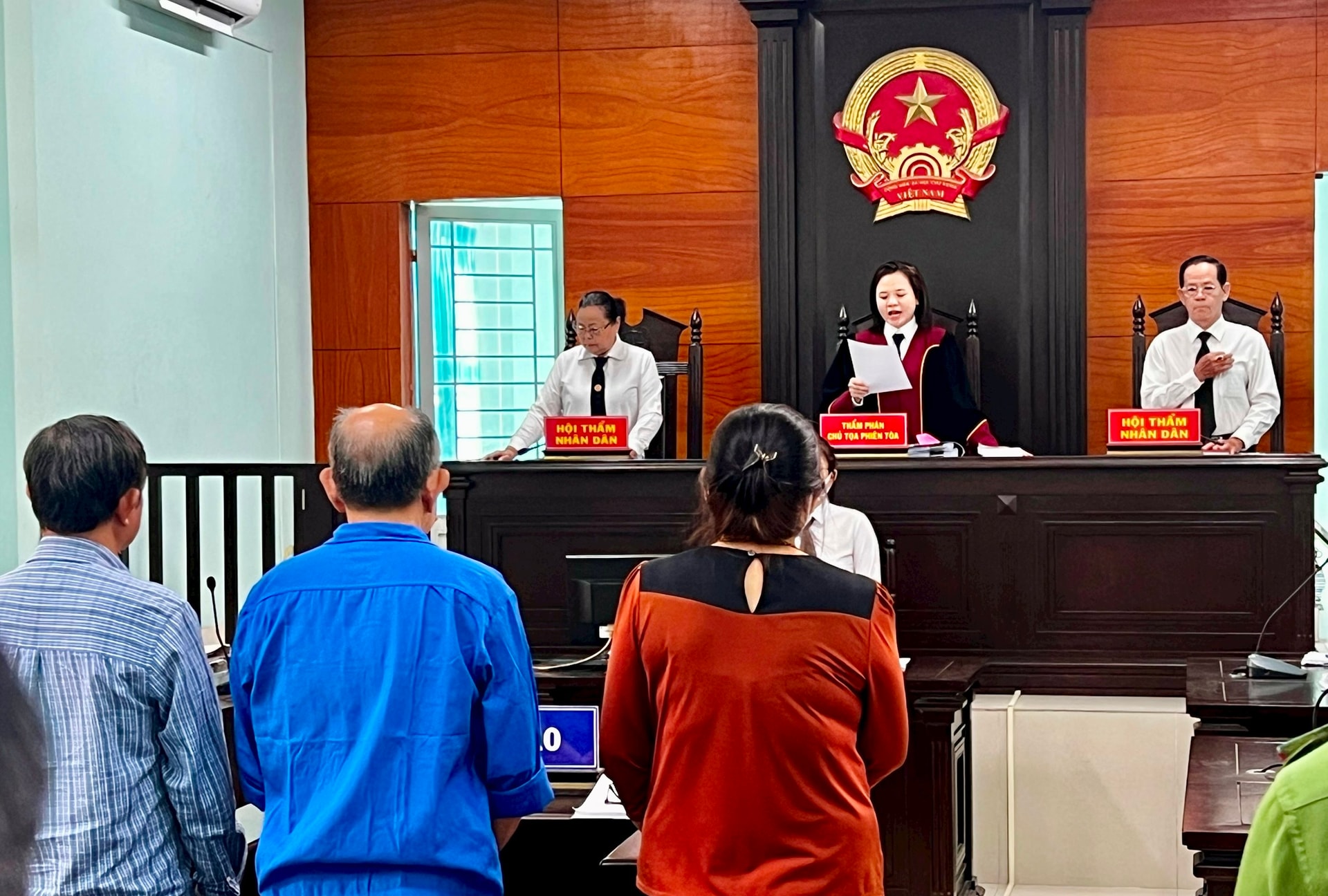 Vụ nguyên Giám đốc Công ty CP Tân Tân bị truy tố “Không chấp hành án”: Hoãn phiên tòa do Chấp hành viên, Thi hành án và Thuế vắng mặt