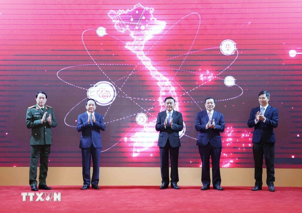 thuong-truc-ban-bi-thu-du-le-ra-mat-ung-dung-cua-nganh-tuyen-giao-va-dan-van-tren-dien-thoai-di-dong-8533199-1.jpg