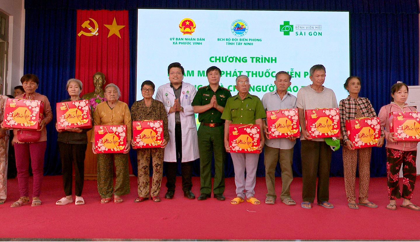 1-thuong-ta-nguyen-ngoc-dung-va-lanh-dao-bv-mat-sg-_-tn-tang-qua.jpg