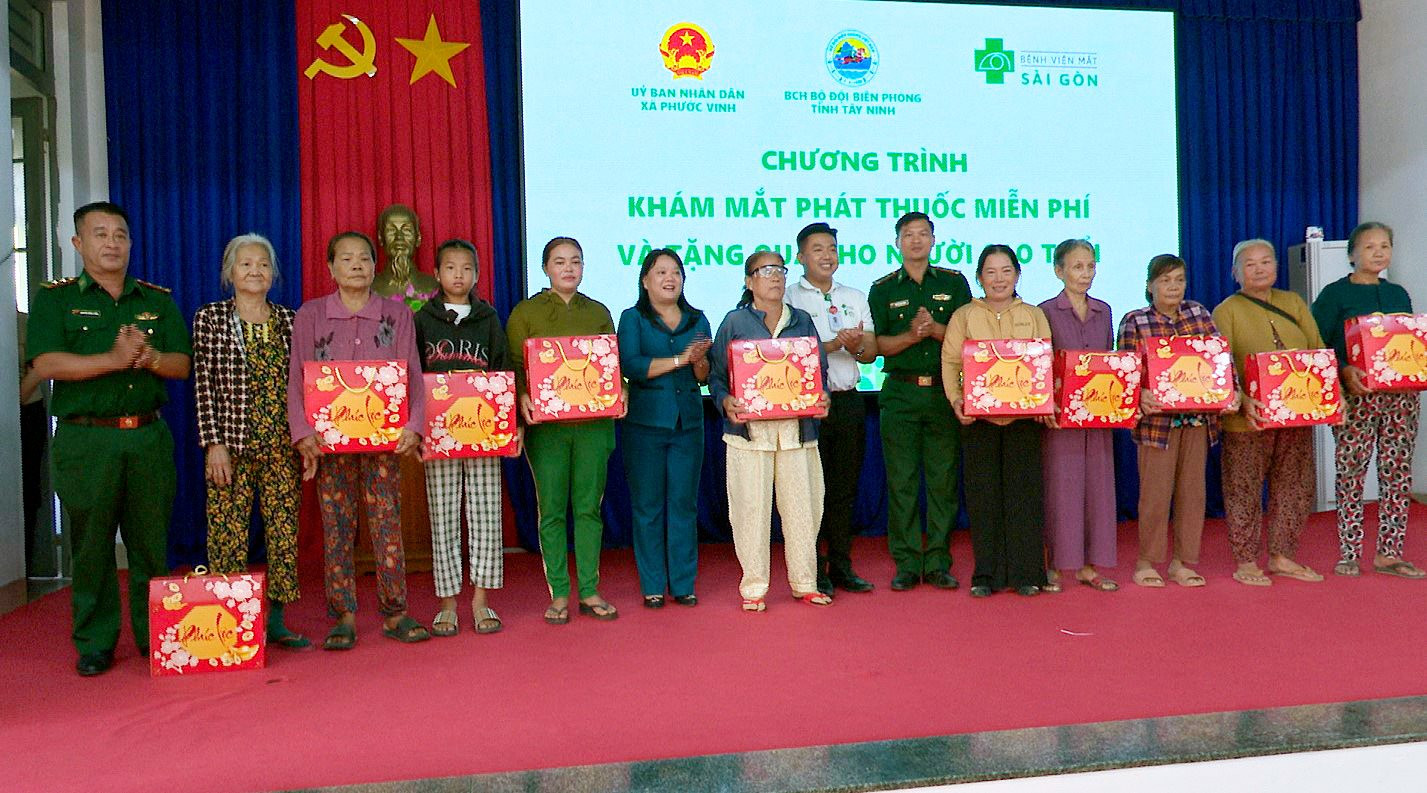 2-dai-dien-lanh-dao-xa-phuoc-vinh-va-don-bp-lo-go-tang-qua-cho-cac-ho-ngheo.jpg