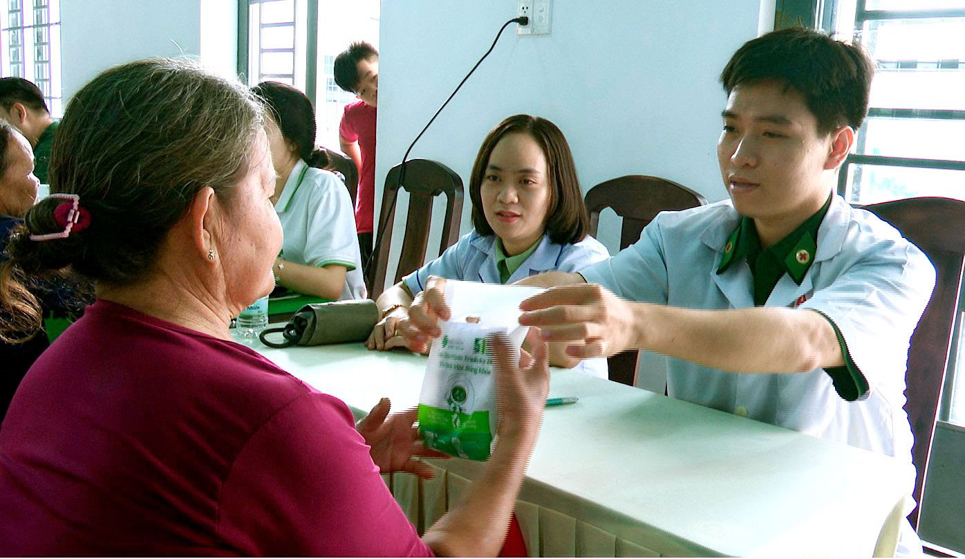 4-ba-con-nhan-dan-duoc-y-bac-si-tan-tin-huong-dan-cach-su-dung-thuoc.jpg