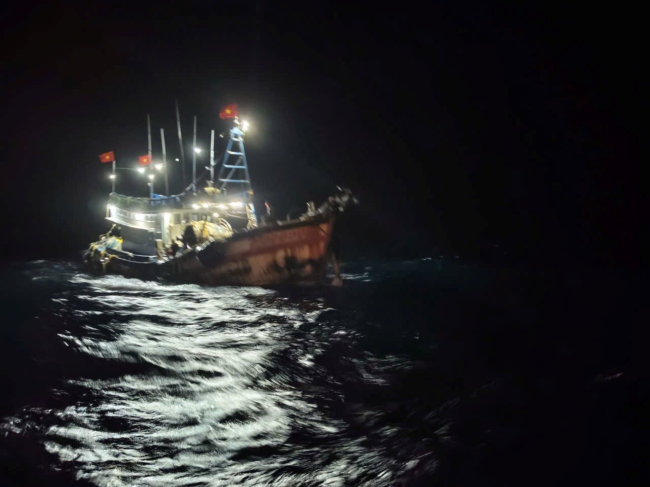 3.-nhung-la-co-to-quoc-tung-bay-giua-bien-khoi-cung-ngu-dan-khang-dinh-chu-quyen-bien-dao-cua-to-q.jpg