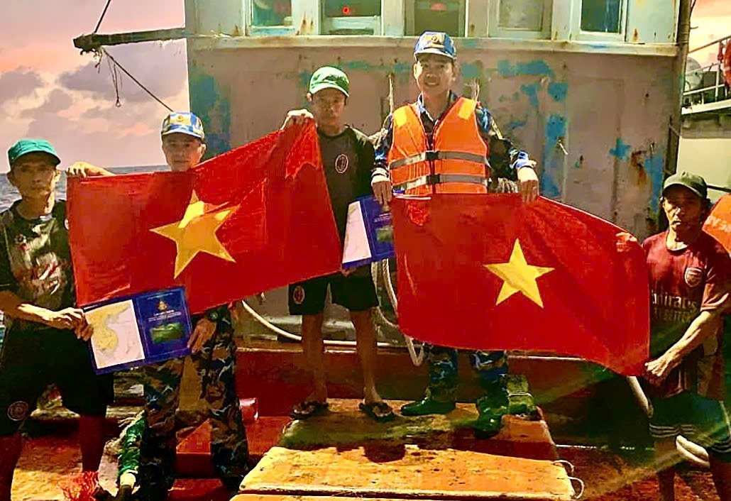 6.-can-bo-chien-si-vung-2-hai-quan-tuyen-truyen-va-tang-co-to-quoc-cho-cac-ngu-dan-tren-bien.jpg
