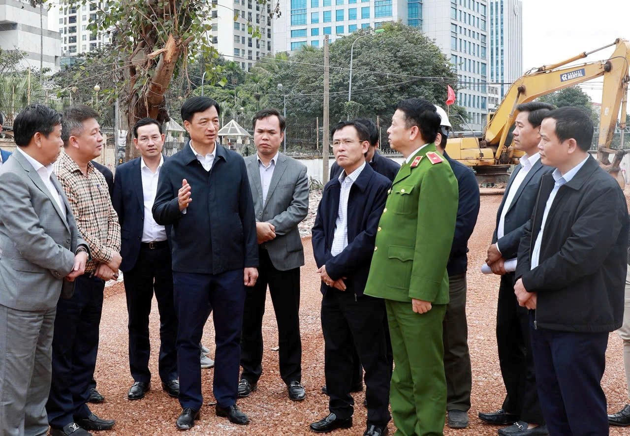 bi-thu-thanh-uy-ha-noi-nguyen-duy-ngoc-kiem-tra-thuc-dia-viec-trien-khai-du-an-duong-vanh-dai-1..jpg