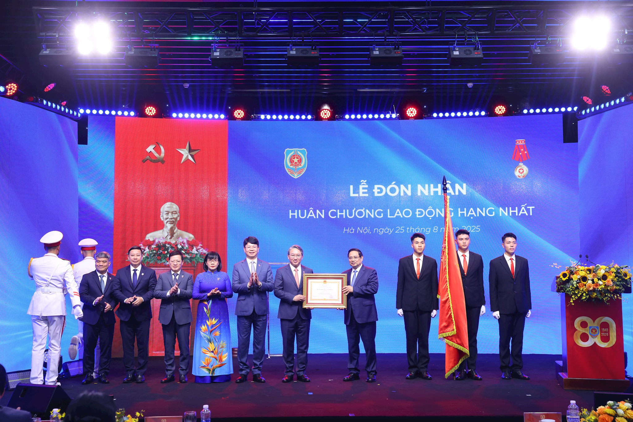 thu-tuong-pham-minh-chinh-trao-huan-chuong-lao-dong-hang-nhat-cho-nganh-tu-phap.jpg