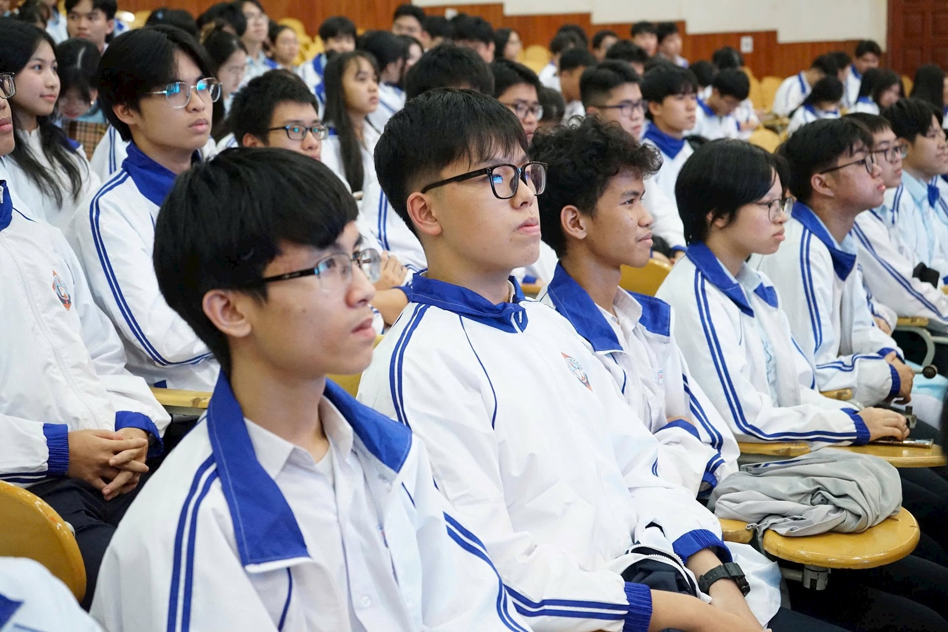 19-1-hs-gioi10.jpg