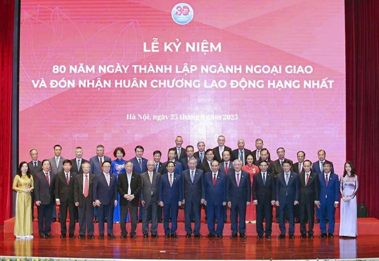 Tổng Bí thư Tô Lâm chụp ảnh kỷ niệm với nguyên các lãnh đạo Bộ Ngoại giao và các đại biểu tham dự Lễ kỷ niệm 80 năm thành lập ngành Ngoại giao Việt Nam (28/8/1945-28/8/2025), ngày 25/8/2025. (Ảnh: Bộ Ngoại giao) Tổng Bí thư Tô Lâm chụp ảnh kỷ niệm với nguyên các lãnh đạo Bộ Ngoại giao và các đại biểu tham dự Lễ kỷ niệm 80 năm thành lập ngành Ngoại giao Việt Nam (28/8/1945-28/8/2025), ngày 25/8/2025. (Ảnh: Bộ Ngoại giao)