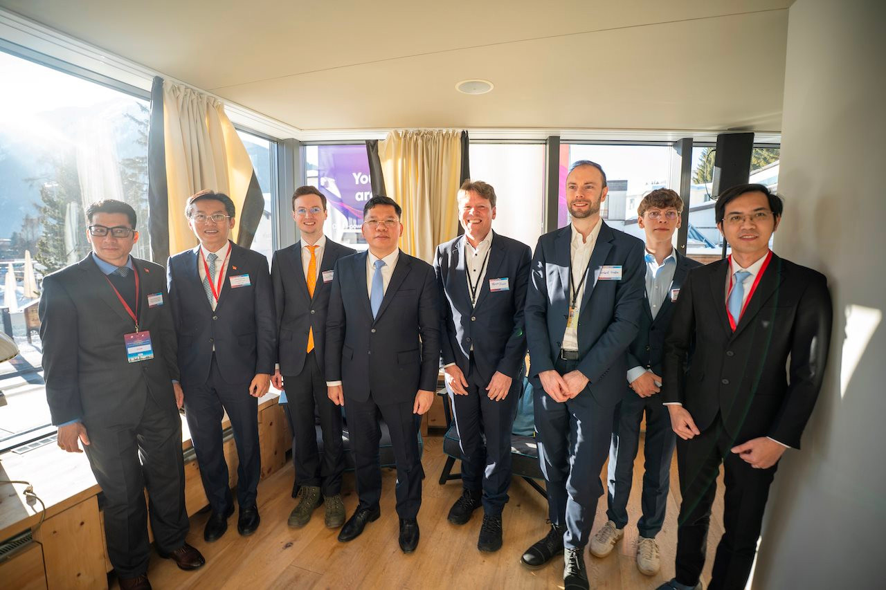 vietnam-davos-10.jpg