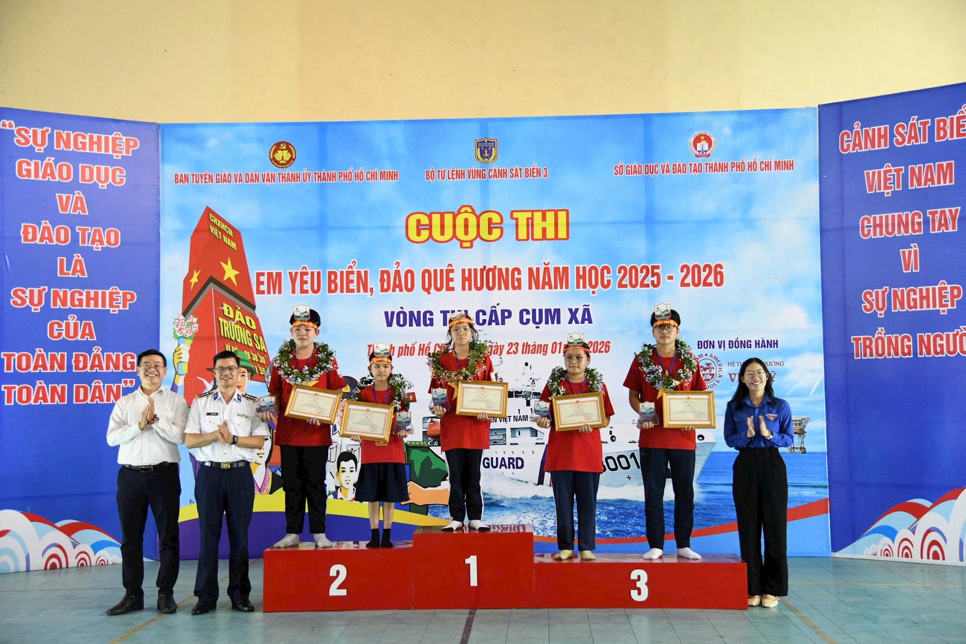 ban-to-chuc-trao-giai-nhat-nhi-ba-cho-cac-em-hoc-sinh-dat-thanh-tich-xuat-sac-tai-cuoc-thi.jpg