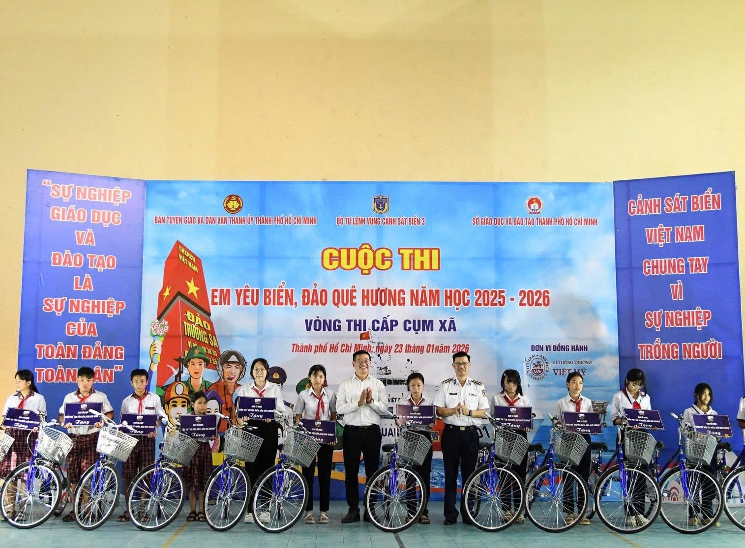 trao-xe-dap-cho-cac-em-hoc-sinh-co-hoan-canh-kho-khan.jpg