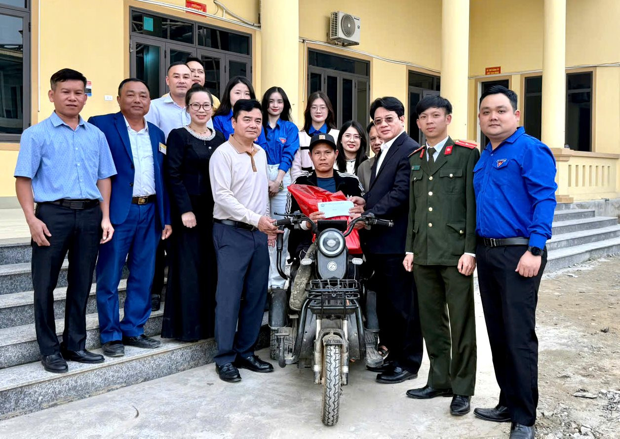 1-truong-hop-bi-khuyet-tat-van-dong-cac-dai-bieu-da-trao-qua-tan-tay.jpg