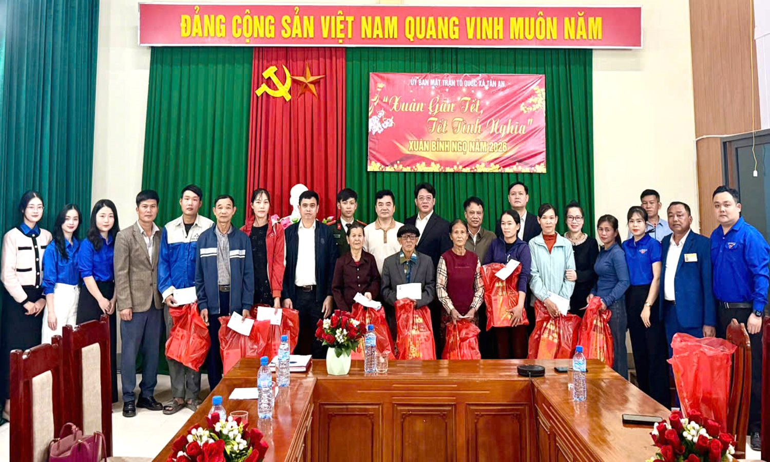 30-ho-ngheo-duoc-nhan-qua.jpg